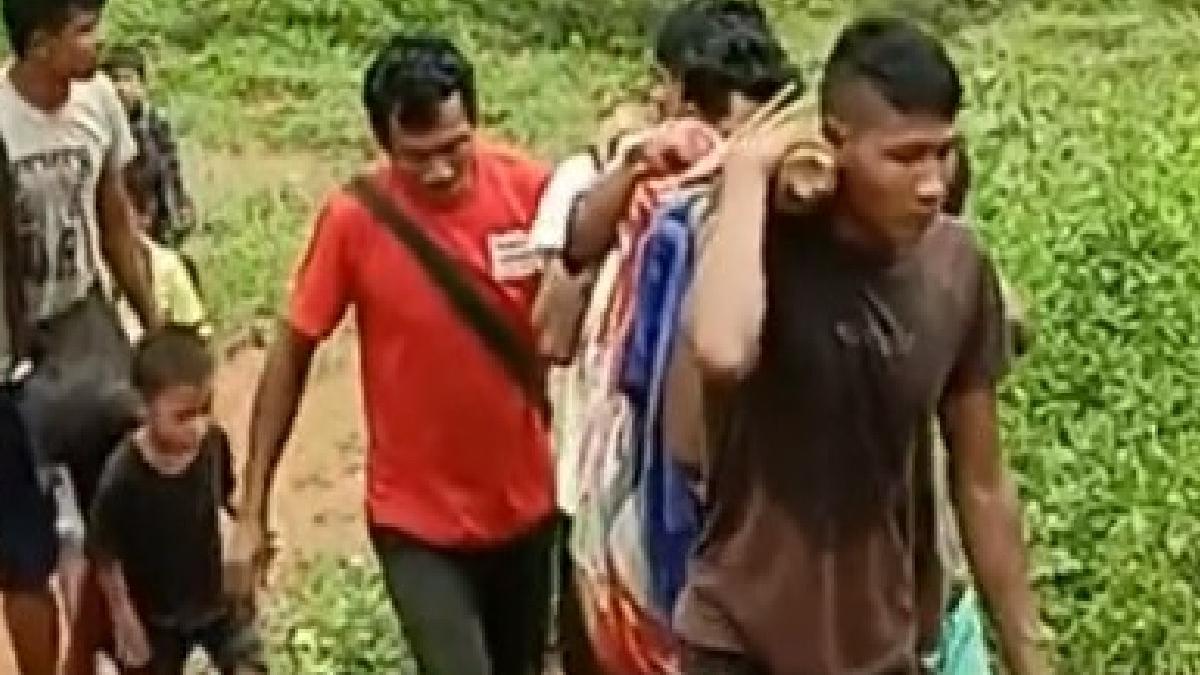 इस तरह महिला को 5 किलोमीटर तक बांस के स्ट्रेचर पर ले जाया गया.