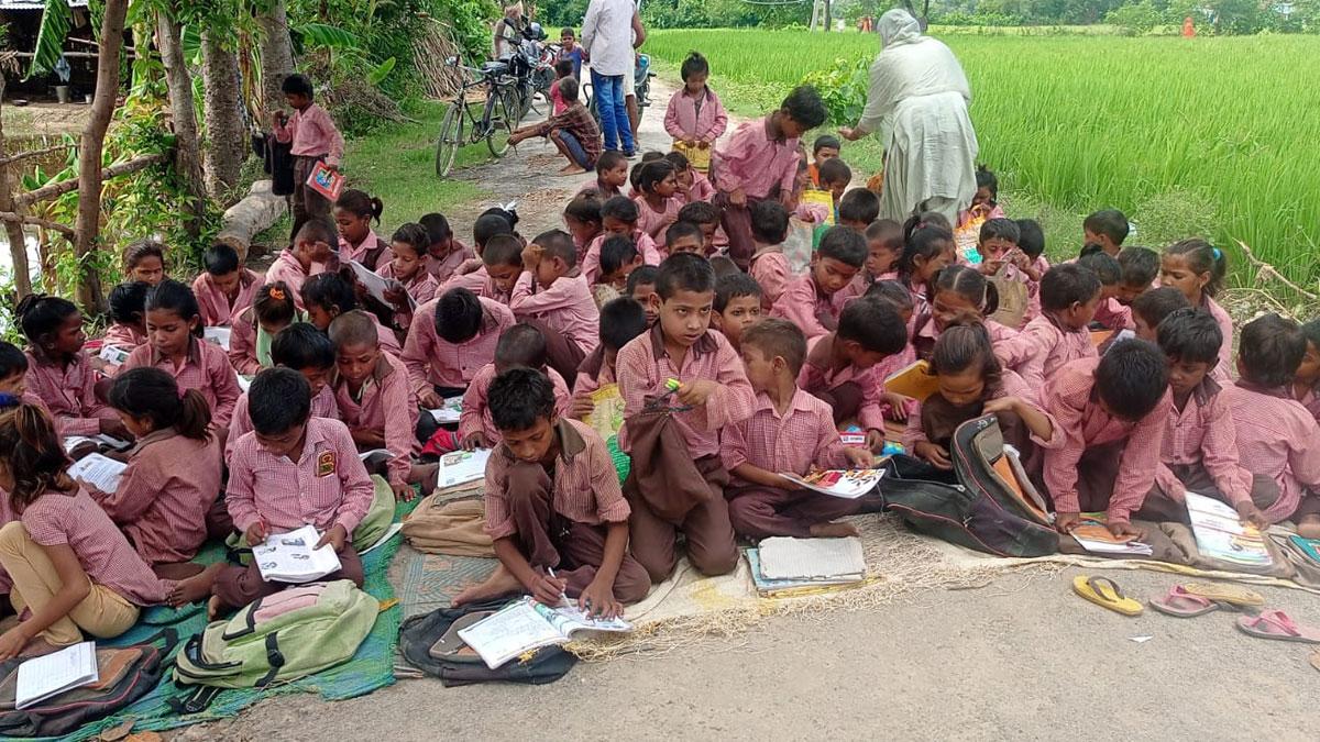 सड़क पर पढ़ने के लिए मजबूर गांव के 120 बच्चे (फोटो-आजतक)