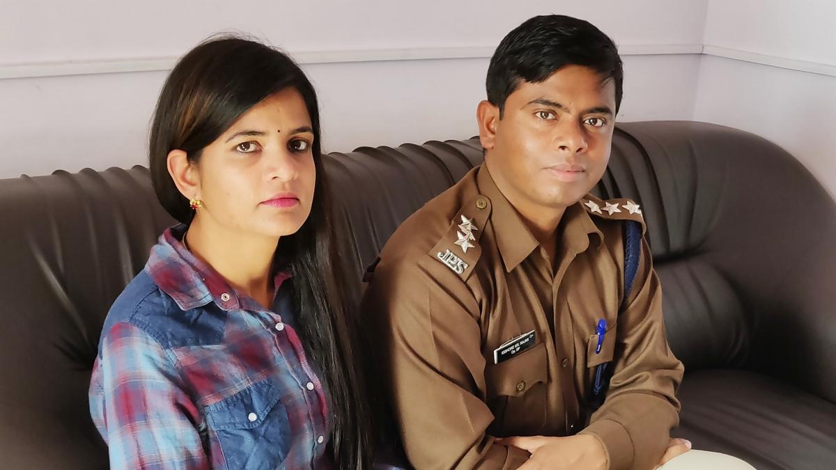 किशोर रजक और उनकी पत्नी वर्षा श्रीवास्तव (Credit- Kishore Kumar Rajak/Facebook) 