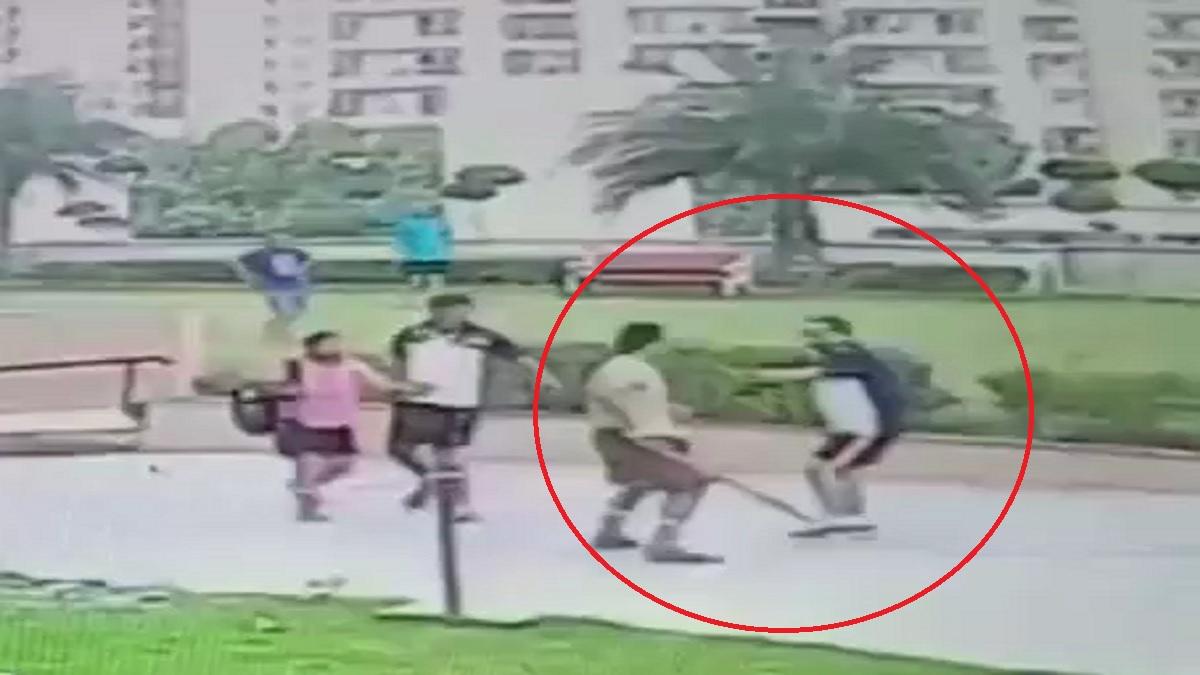 मारपीटा करता व्यक्ति