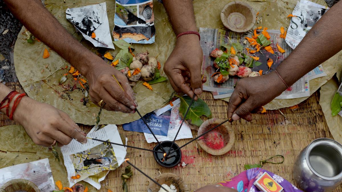 पितृ पक्ष में पिंड जान करके कैसे करें पूर्वजों को खुश, जानें इन सावधानियों के बारे में  (Photo / credit: AFP)