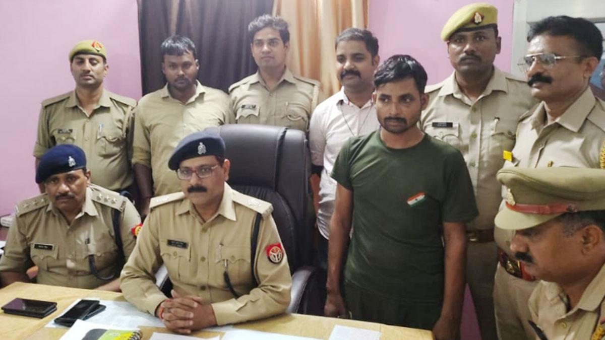 हत्या के आरोपी को पुलिस ने किया गिरफ्तार (फोटो- आजतक)