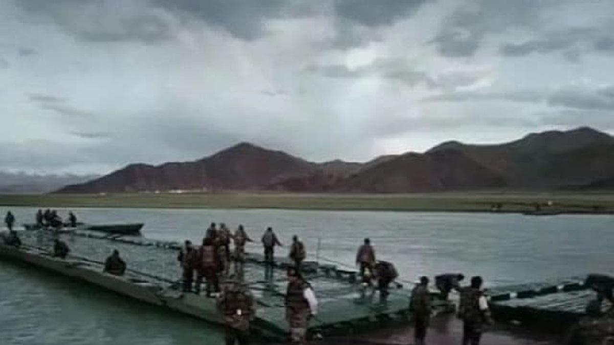 Ladakh: चीन की नाक के नीचे भारतीय सेना ने सिंधु नदी पर देखते ही देखते तैयार कर दिया पुल - indian army constructed bridge over Indus river in Ladakh NTC - AajTak