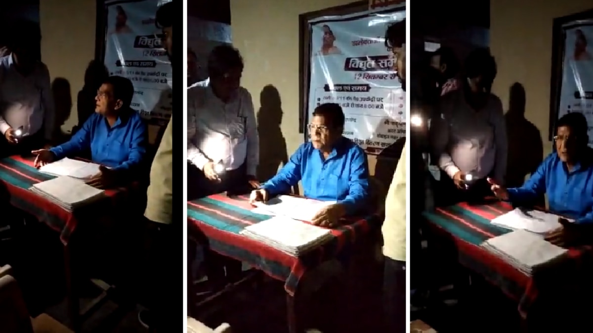 टॉर्च की रोशनी में बिजली मंत्री अरविंद कुमार शर्मा का निरीक्षण