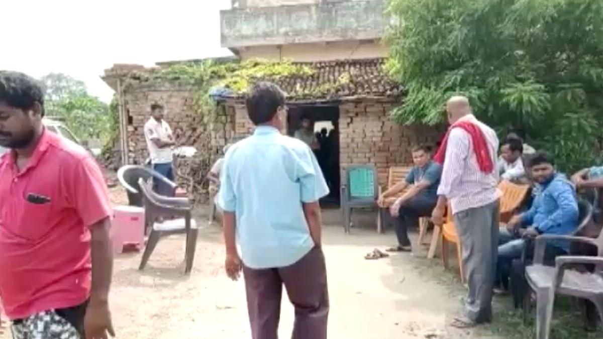 सब्जी काटने वाले चाकू से रेता डॉक्टर का गला.