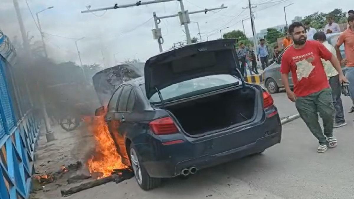 गंगा बैराज रोड पर बीएमडब्लू कार में लगी आग 