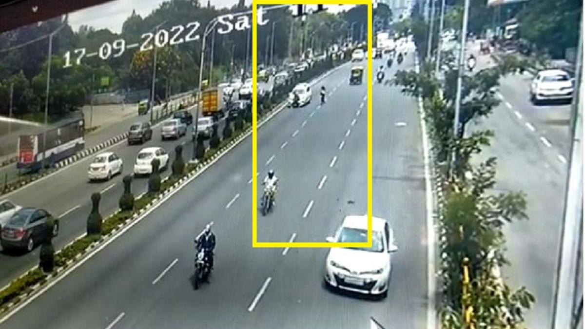 कार की टक्कर से हवा में उछली लड़की का VIDEO, संभल कर पार करें सड़क