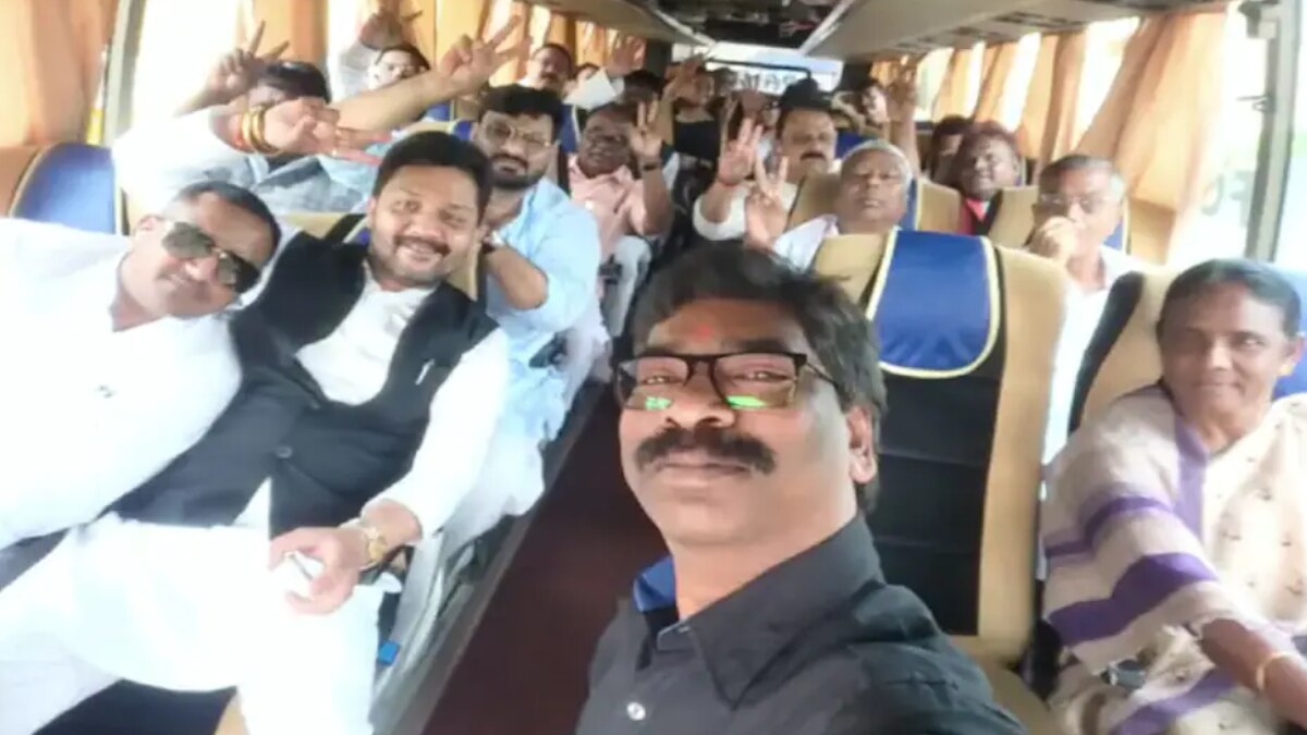 महागठबंधन के विधायकों के साथ सीएम हेमंत सोरेन (File Photo)