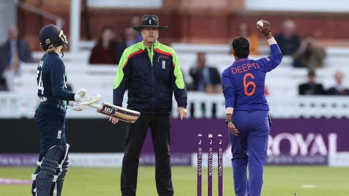 Deepti Sharma: दीप्ति शर्मा ने इंग्लिश बल्लेबाज को किया मांकड़िंग आउट, मचा बवाल, Video