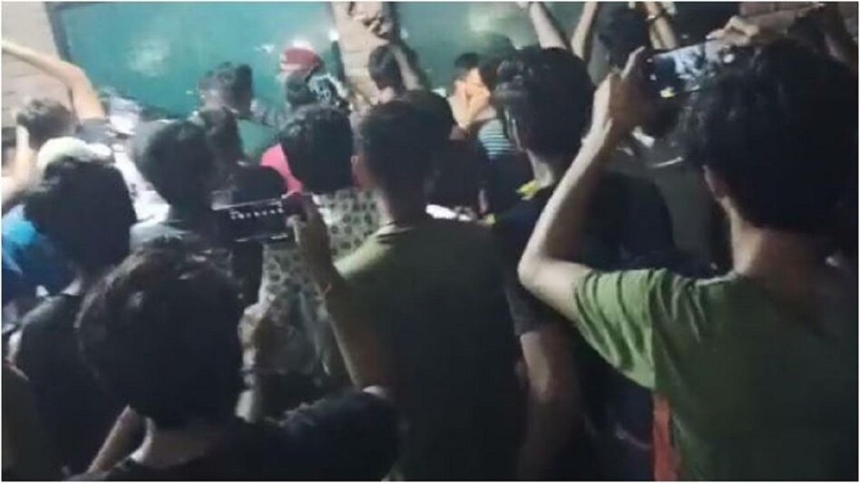 जालंधर: लवली प्रोफेशनल यूनिवर्सिटी के हॉस्टल में छात्र ने की खुदकुशी, रातभर छात्रों ने किया प्रदर्शन - protest in lovely professional university lpu jalandhar after ...