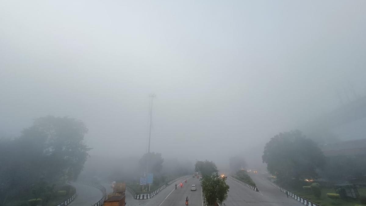 Delhi Weather: दिल्ली-NCR में तीन दिनों की बारिश के बाद बदला मौसम, सितंबर में ही छाया कोहरा - Delhi Weather Today NCR Fog after Rains delhi ncr latest weather update Mausam Barish