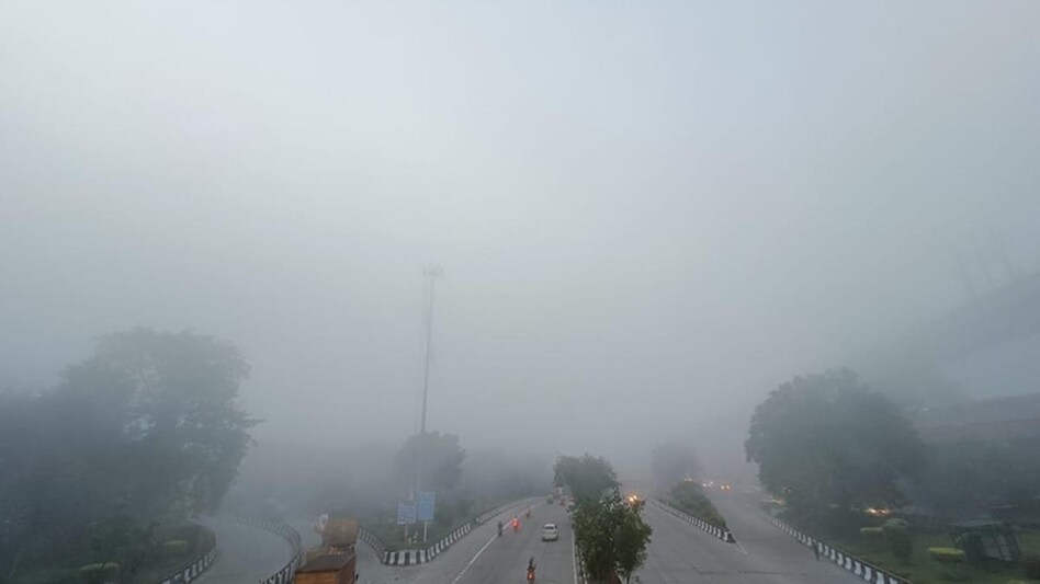 Delhi Weather: दिल्ली-NCR में तीन दिनों की बारिश के बाद बदला मौसम, सितंबर में ही छाया कोहरा - Delhi Weather Today NCR Fog after Rains delhi ncr latest weather update Mausam Barish