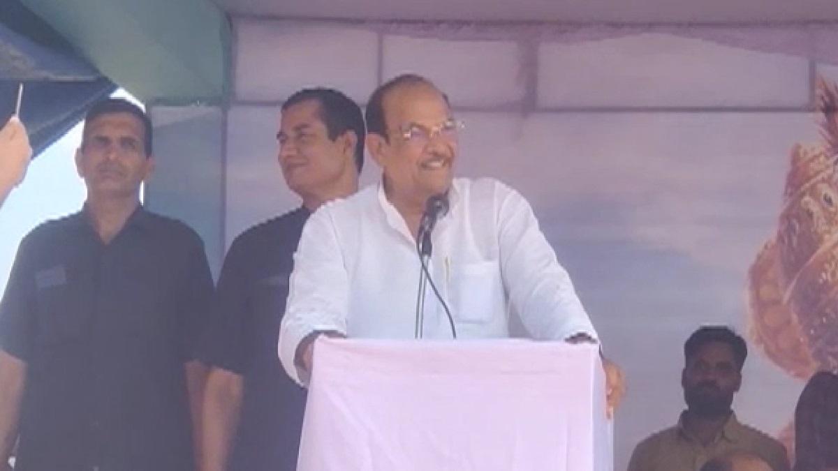 लोगों को संबोधित करते डीपी यादव