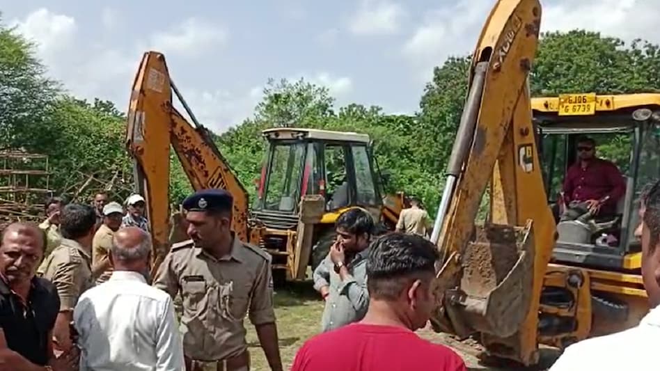 केजरीवाल के टाउनहॉल वाले प्लॉट को गिराने पहुंची निगम की टीम