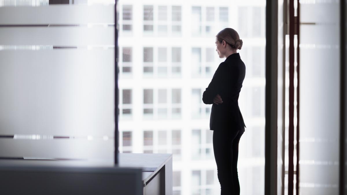 बॉस के आदेश के बाद पूरे दिन ऑफिस में खड़ी रही लड़की (प्रतीकात्‍मक फोटो/ गेटी)