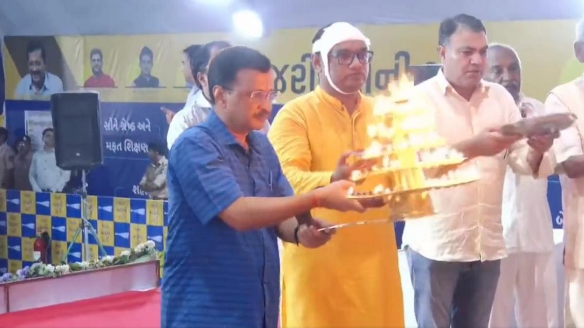 अरविंद केजरीवाल ने गणेश पंडाल पहुंचकर आरती की.