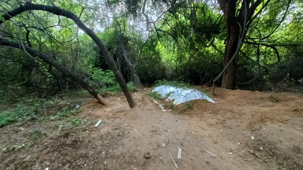 हौज खास विलेज में बने कब्रिस्तान पर विवाद जोर पकड़ रहा है