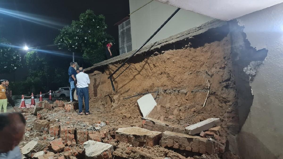 बिल्डर को ग्रेटर नोएडा प्राधिकरण ने नोटिस जारी किया.