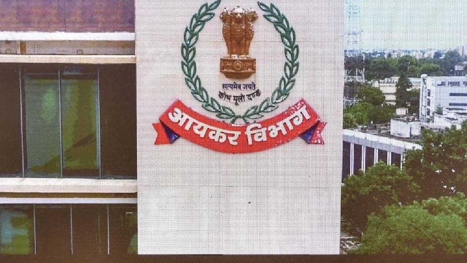 आयकर विभाग की बिल्डिंग से कूदा शख्स (फाइल फोटो)