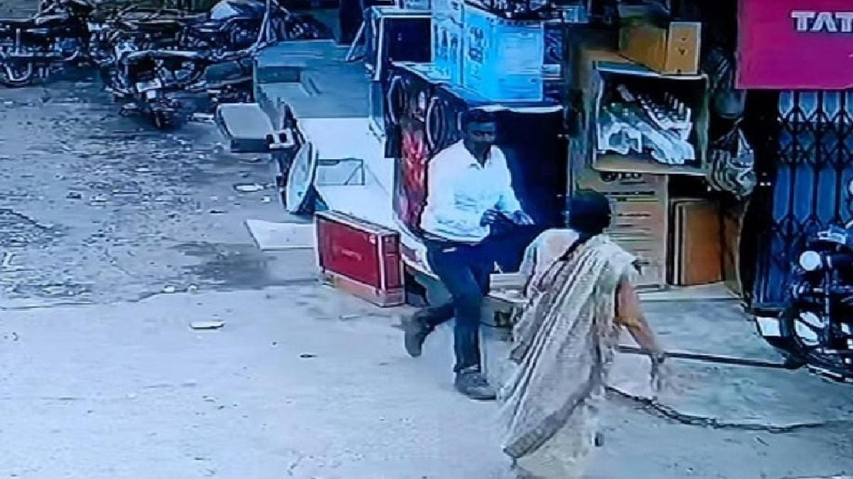 सीसीटीवी में कैद हुआ महिला से ठगी करने वाला आरोपी