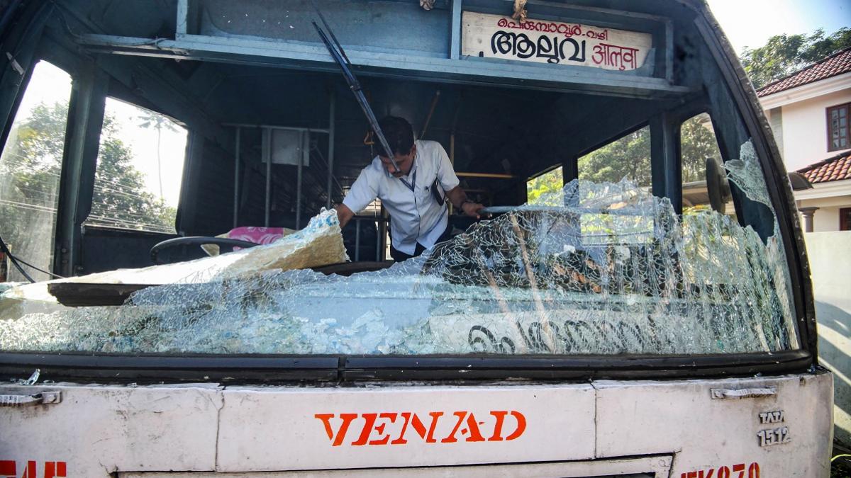 केरल में प्रदर्शन के दौरान वाहनों पर पथराव (फोटोः पीटीआई)