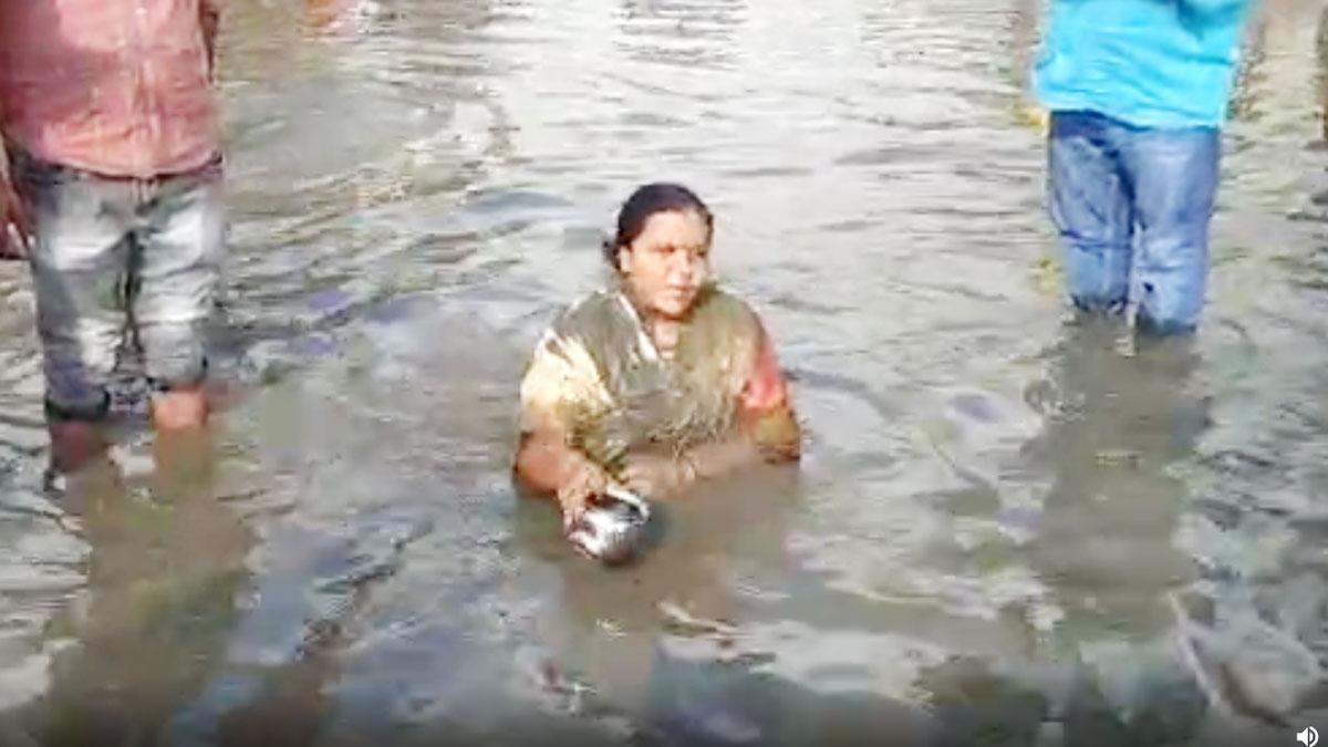 कांग्रेस विधायक दीपिका पांडेय का जल सत्याग्रह