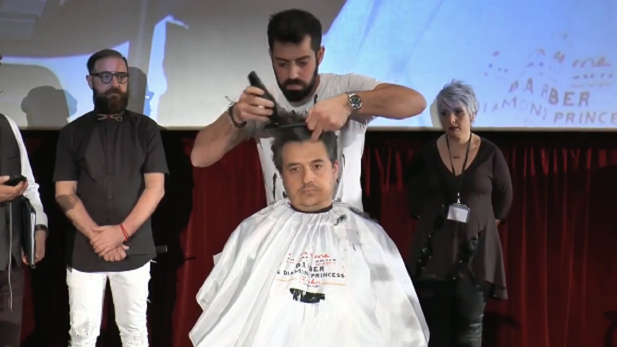 ट्रिमर से सबसे तेज हेयर कटिंग का रिकॉर्ड ग्रीस में बना (Credit: Koutoupis Konstantinos/Instagram)