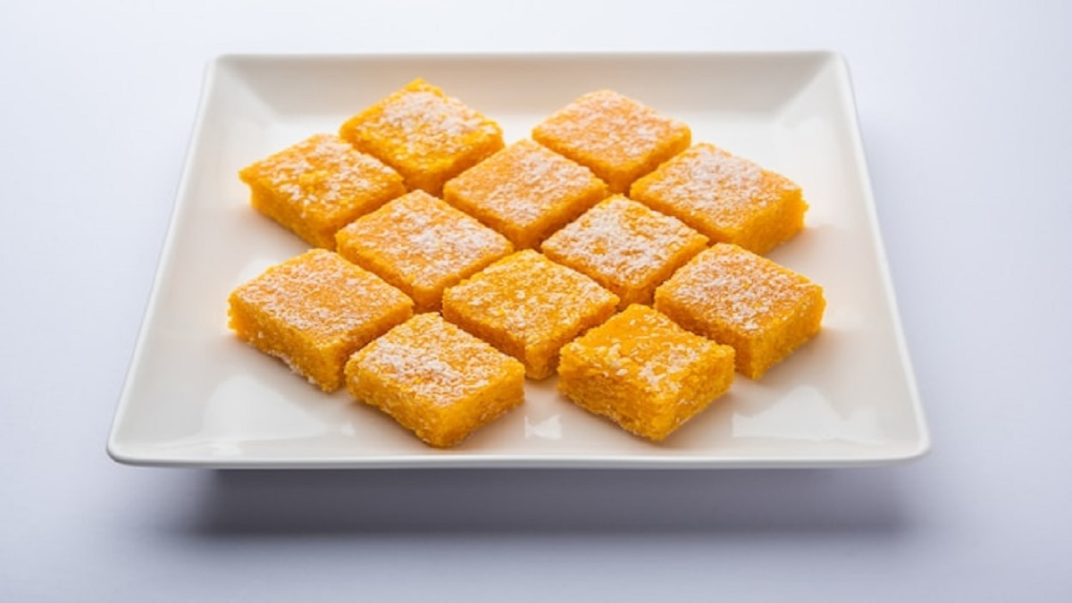 Nariyal Burfi: व्रत में 10 मिनट में तैयार करें स्वादिष्ट नारियल की बर्फी, नोट करें ये आसान और लाजवाब रेसिपी - Nariyal Burfi Recipe How to make nariyal burfi at home for