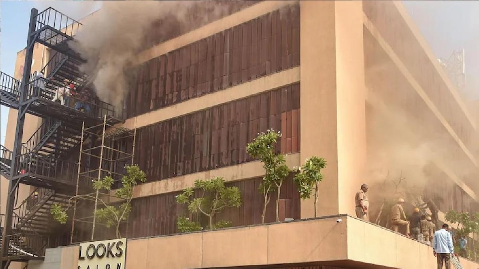 Levana Hotel Fire Case: शासन को सौंपी गई जांच रिपोर्ट, 6 विभागों को माना गया अग्निकांड का जिम्मेदार - Levana hotel fire case investigation report submit to up government lucknow LCLG - AajTak