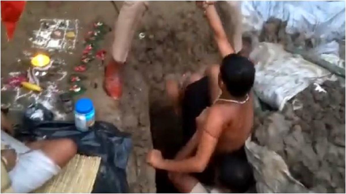 जमीन के अंदर जिंदा दफन रहा 22 साल का साधु, पुजारियों की मदद से ले ली थी समाधि