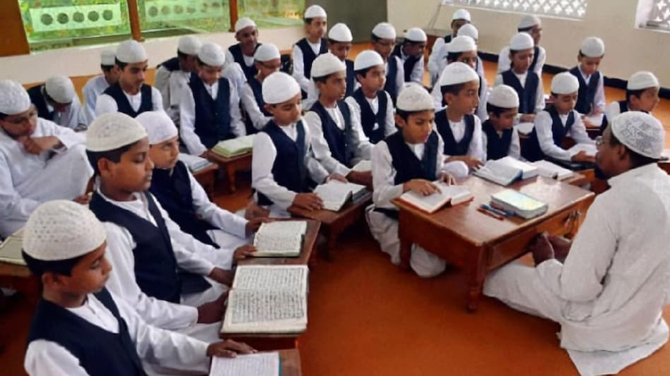 UP: सरकारी मदरसों के छात्रों के लिए पुस्तकों का पैसा सीधे बैंक खातों में डाला जाएगा - UP Madarsa students to get book money directly in bank accounts NTC - AajTak