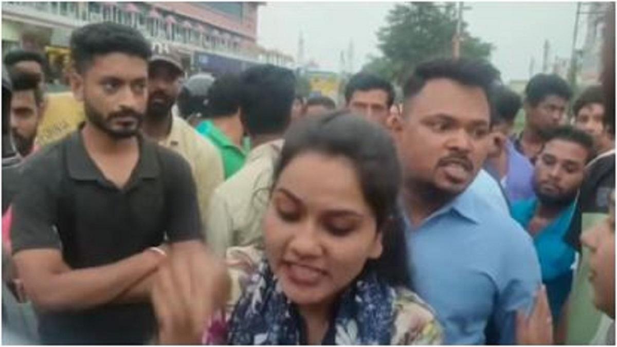 बाइक सवार से उलझती हुईं लड़कियां.