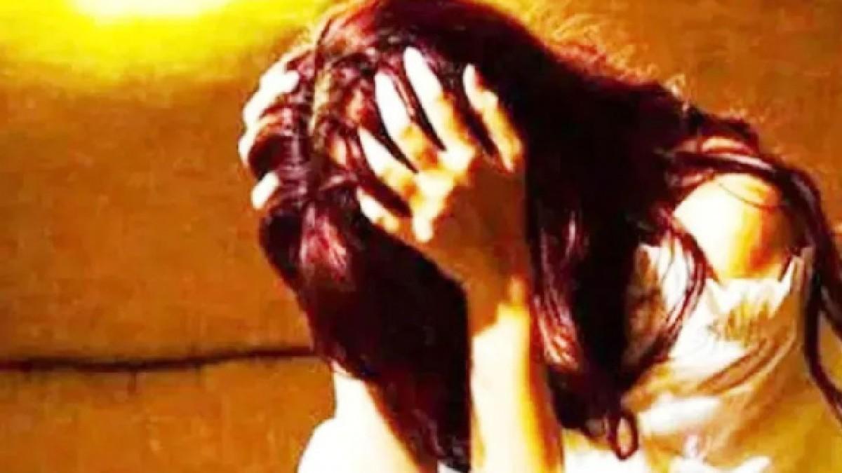 पुलिस की गिरफ्त में आरोपी महिला. (प्रतीकात्मक तस्वीर)