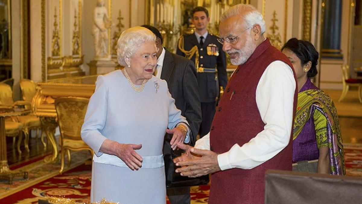 फोटो- क्वीन एलिजाबेथ द्वितीय के संग भारत के प्रधानमंत्री नरेंद्र मोदी
