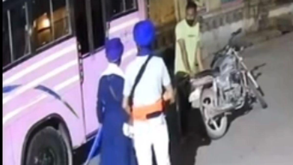 वारदात से पहले महिला से बात करते निहंग 