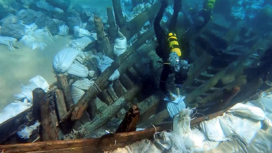 समंदर में मिला 1300 साल पहले डूबा जहाज, घड़ों से निकले जैतून-खजूर-अंजीर - Ancient shipwreck discovered 1300 years after sinking in the Holy Land tstsb - AajTak