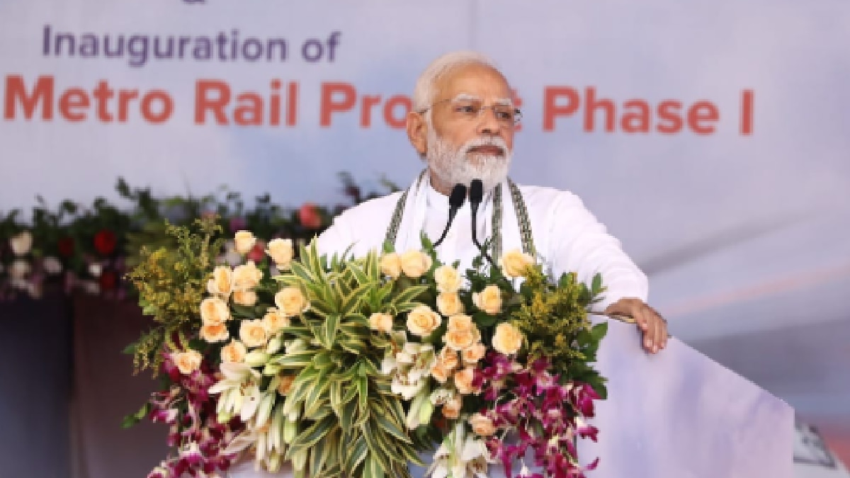 PM Modi flags off the Gandhinagar-Mumbai Vande Bharat Express 