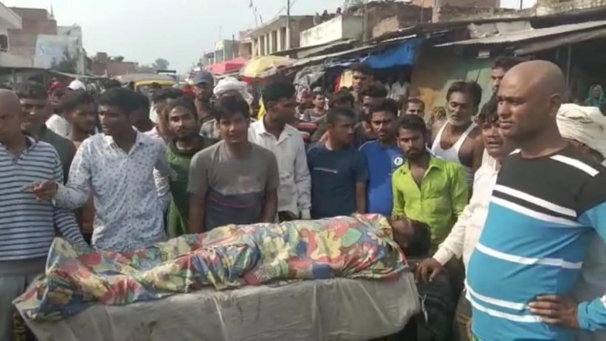 Prayagraj: दुर्गा पंडाल में उतरा करंट, लाइट लगा रहे दो युवकों की मौत, पूजा स्थगित