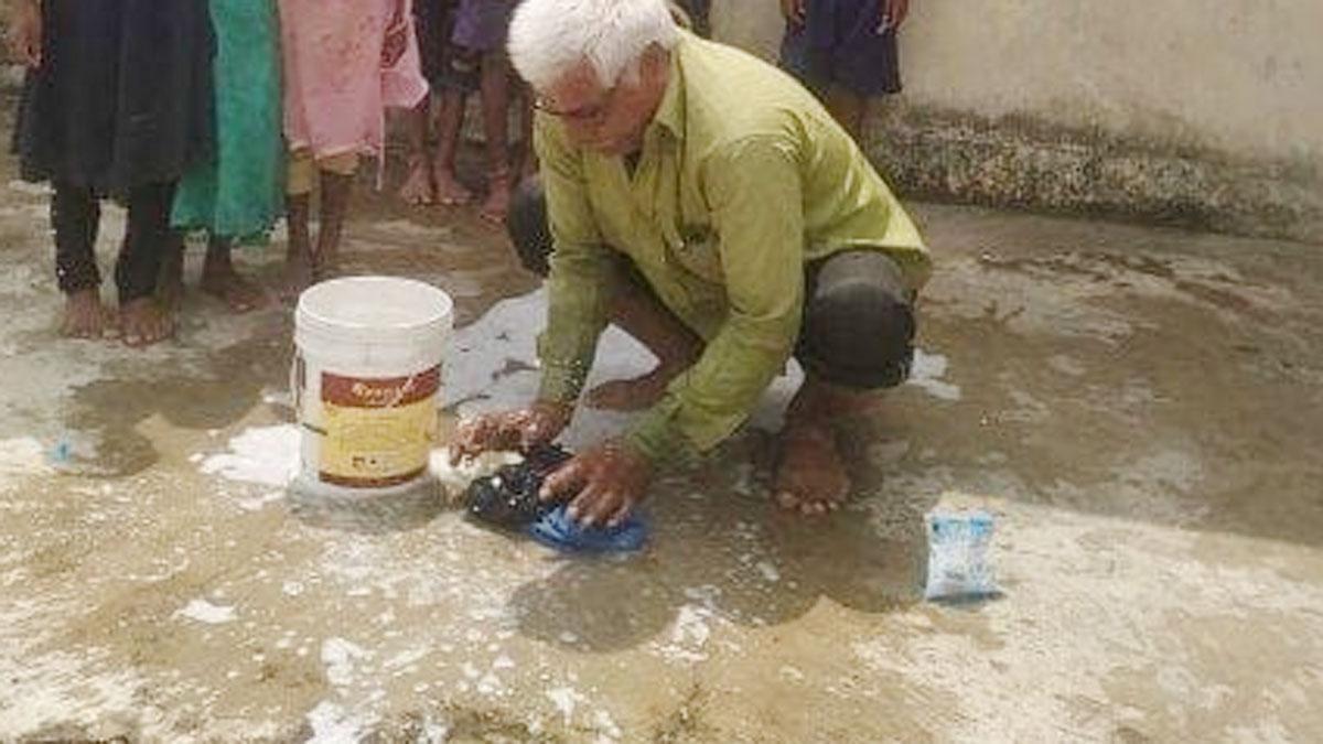 छात्रा की गंदी ड्रेस उतरवाने वाले शिक्षक निलंबित (फोटो- सोशल मीडिया)