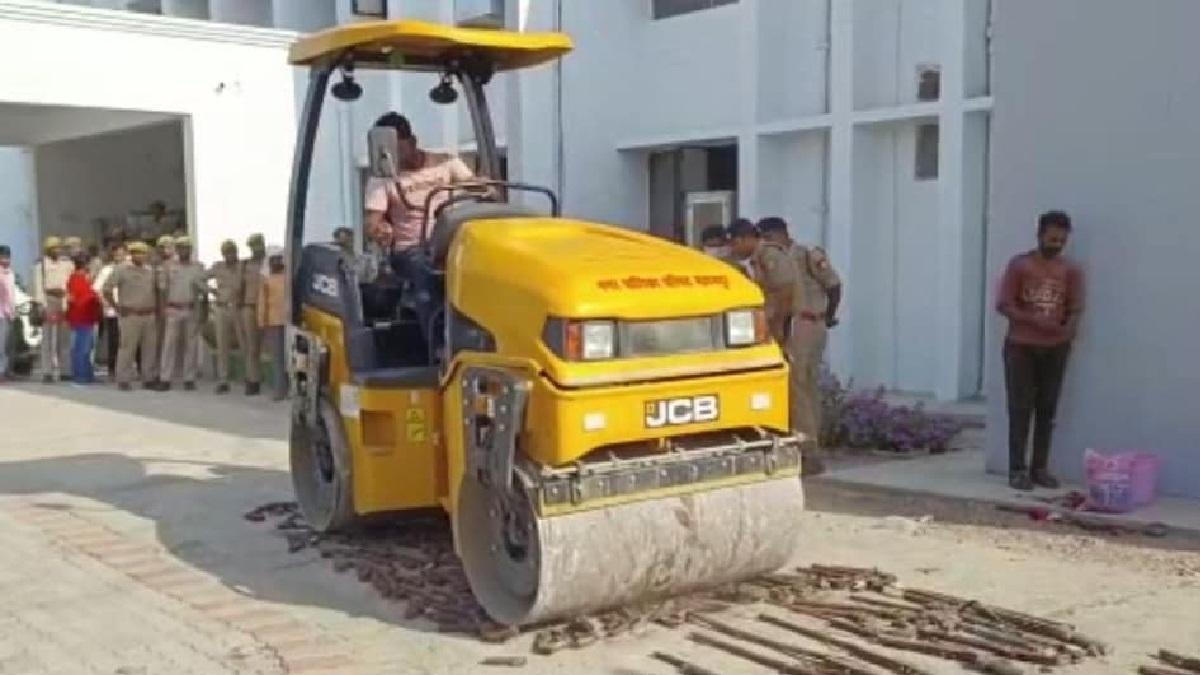 अवैध हथियारों पर चला रोड रोलर
