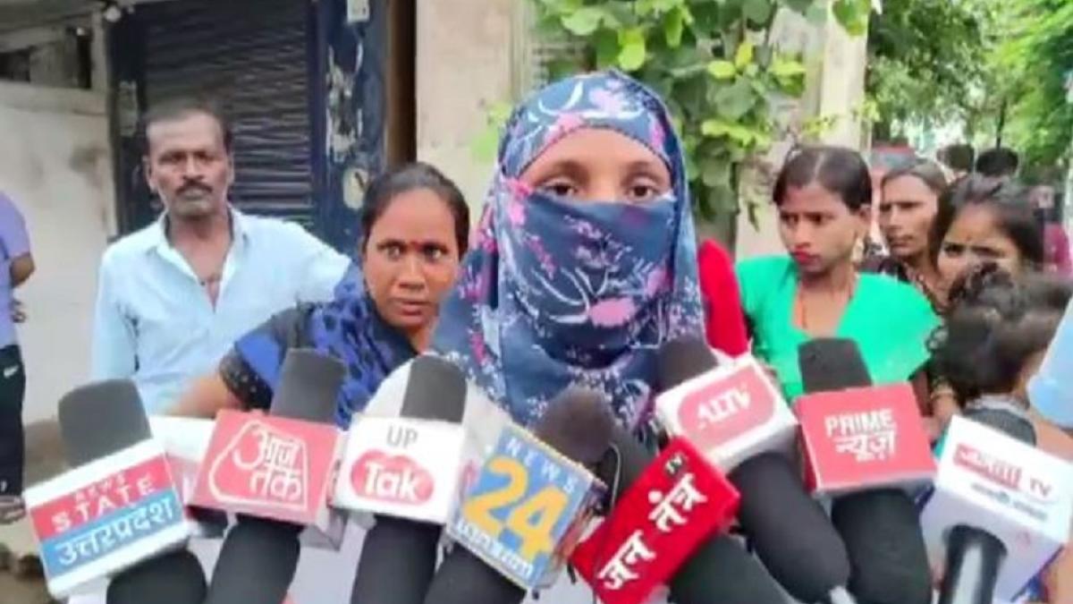 न्याय के लिए धरने पर बैठी युवती