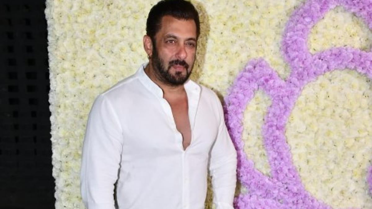 बहन अर्पिता के घर गणपति सेलिब्रेशन में Salman Khan का डैशिंग लुक, शेयर किया आरती का वीडियो