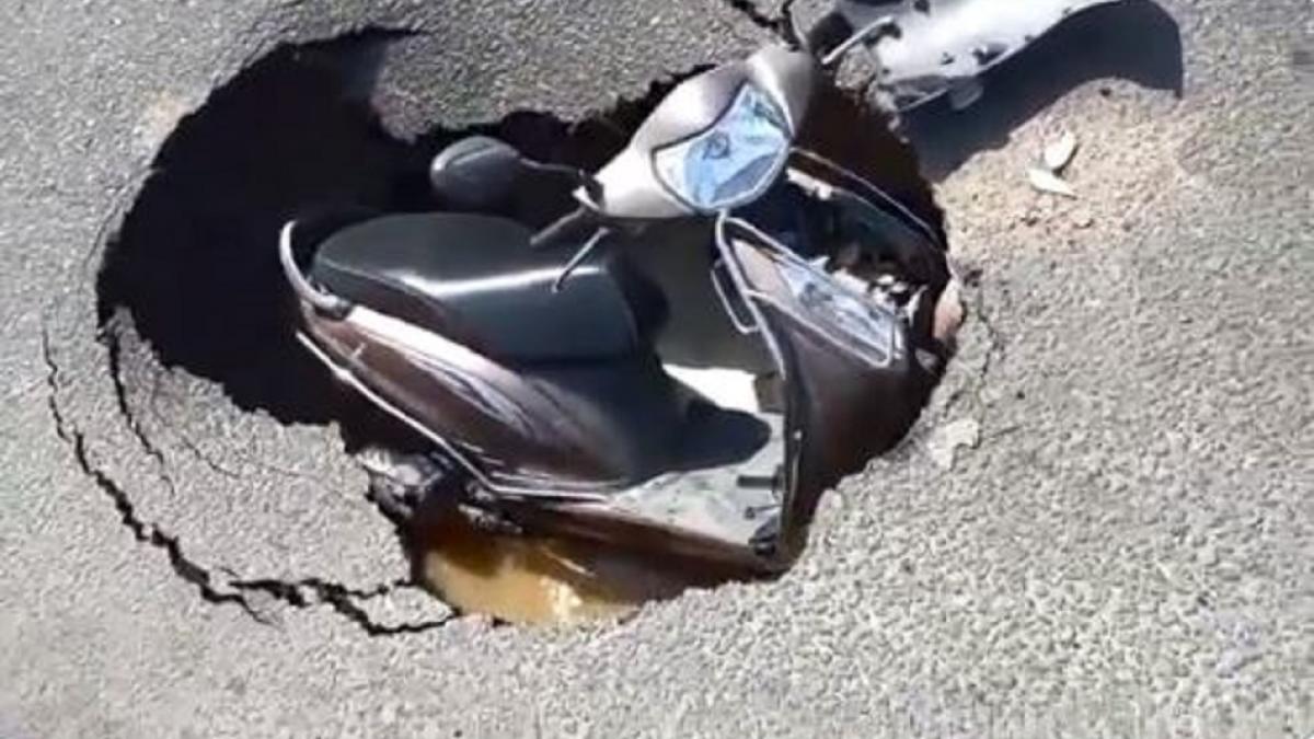 स्कूटी सहित गड्ढे में समा गए बुजुर्ग