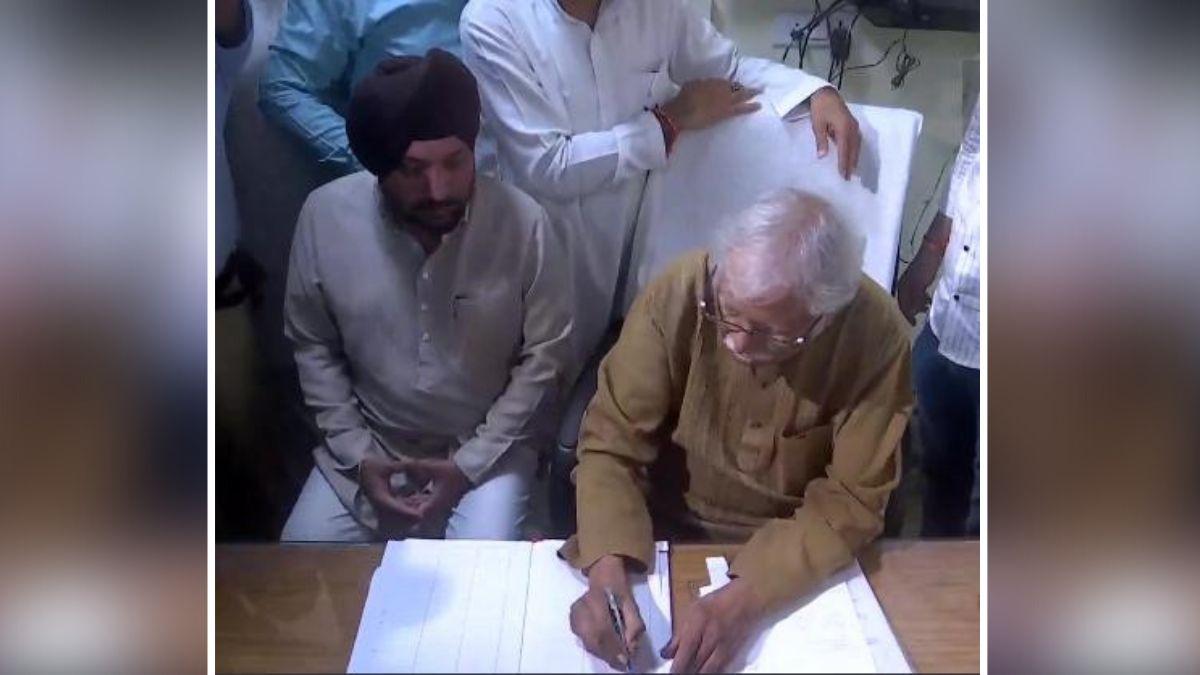 शशि थरूर ने अपने प्रतिनिधि को नॉमिनेशन फॉर्म लेने के लिए भेजा 