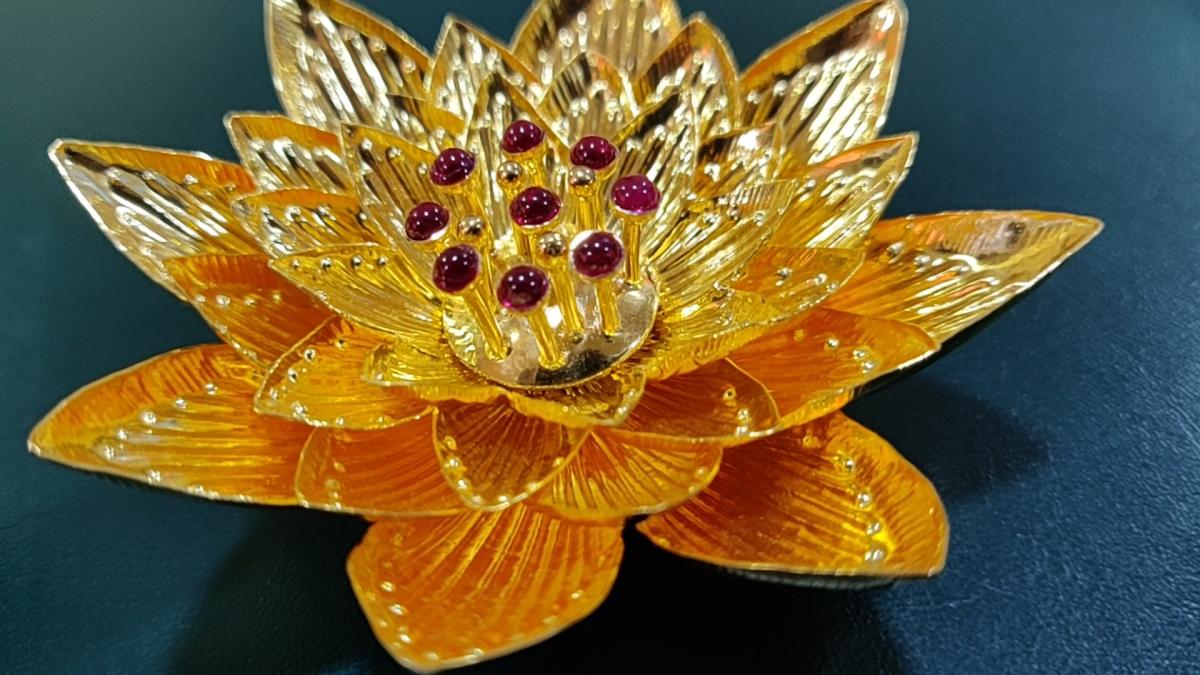 शिरडी साईंबाबा को भक्त ने चढ़ाए सोने के तीन फूल