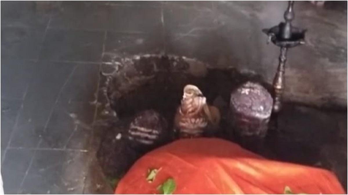 शिवलिंग हटाकर की खुदाई.