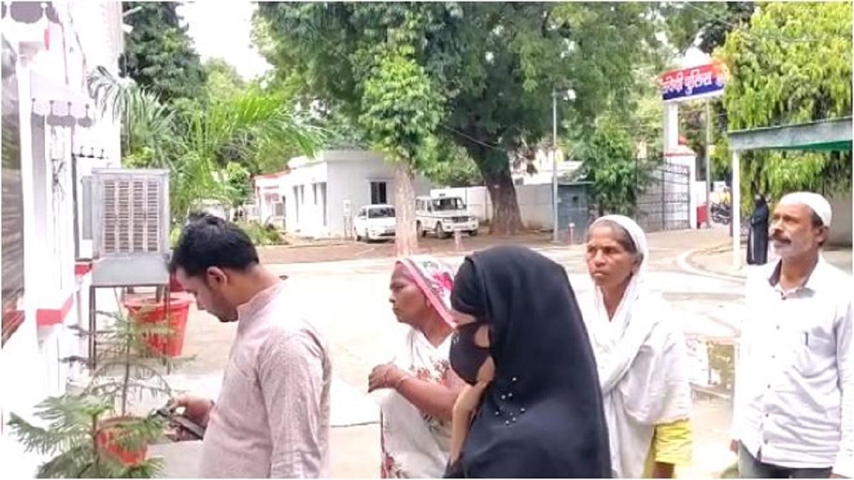 बरेली के एसएसपी ऑफिस में लग रही लोगों की लाइन.