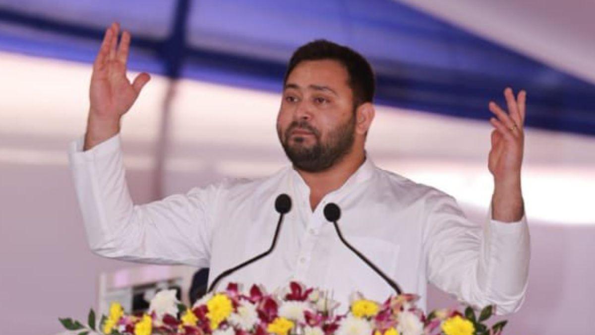 तेजस्वी यादव ने राजस्व विभाग के 4325 कर्मचारियों को नियुक्ति पत्र दिया.