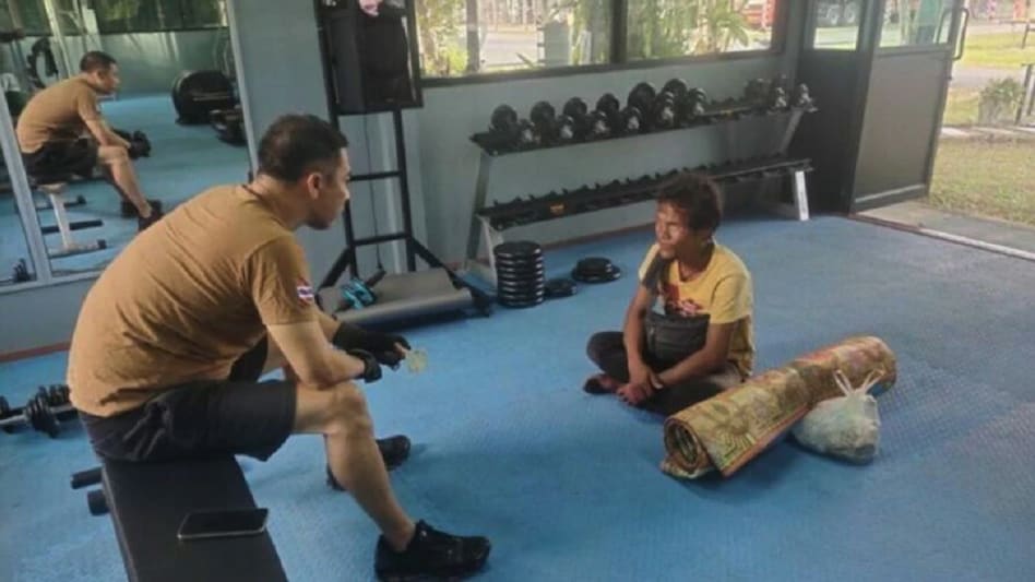 थाइलैंड की सेना ने दिखाई दरियादिली, बेरोजगार शख्स की मदद की (Credit: Thai Army handout )