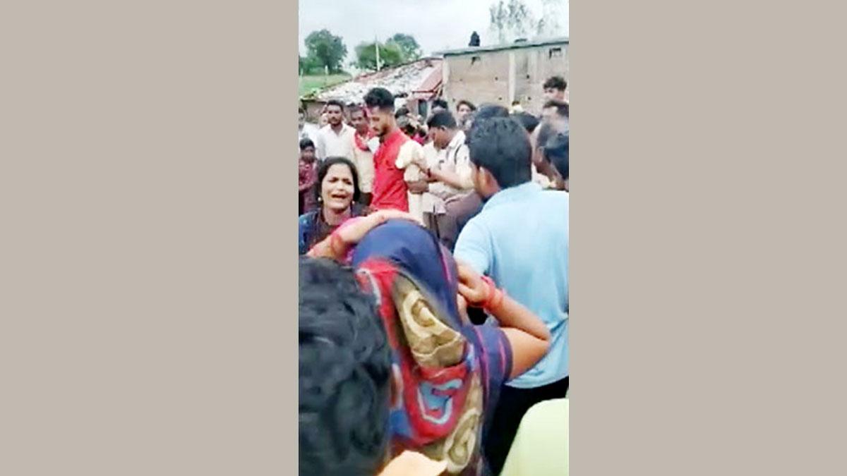 मां-बेटे को गांव वालों ने बीच सड़क जमकर पीटा 